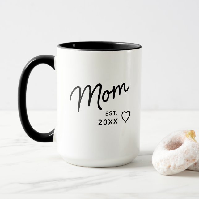 Mom Black and White Minimalist Est Year  Tasse (Mit Donut)