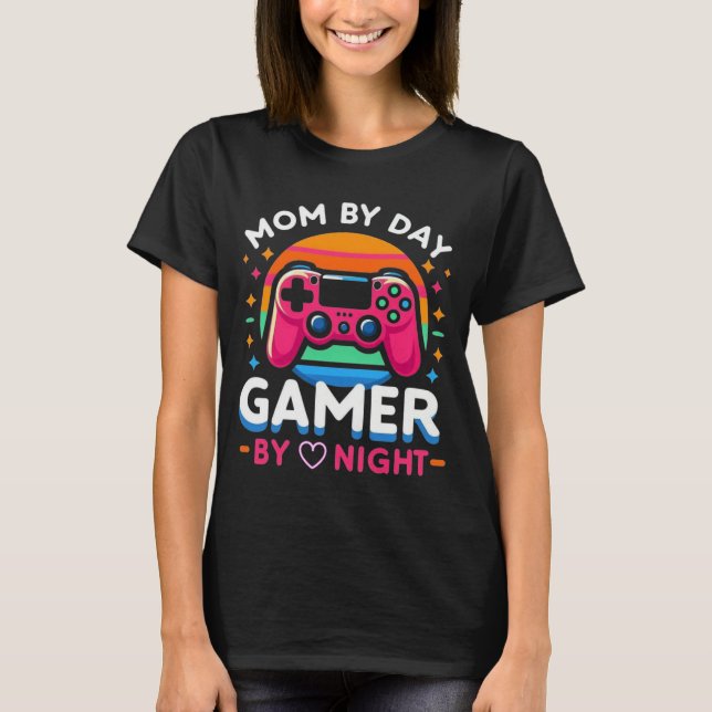 Mom By Day, Gamer By Night: Retro Sunset Pink T-Shirt (Vorderseite)