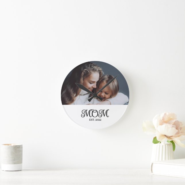 Mom Established Modern Black Script Photo Runde Wanduhr (Zuhause)