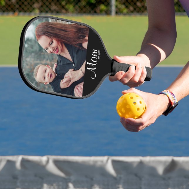 Mom Established Modern Bold Script Photo Pickleball Schläger (InSitu)