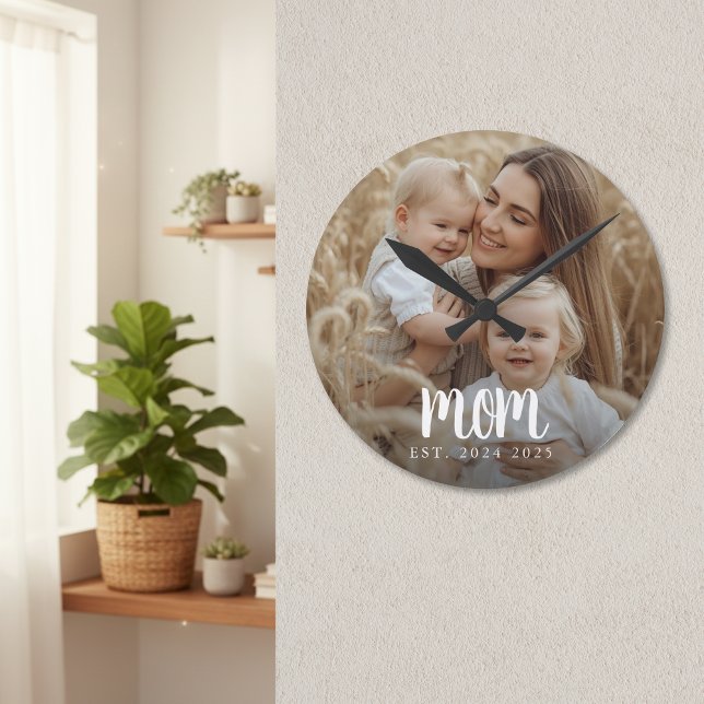 Mom Established Modern Minimal Script Photo Runde Wanduhr (modern minimal white script mom established dates with custom photo wall clock for mother's day gift)