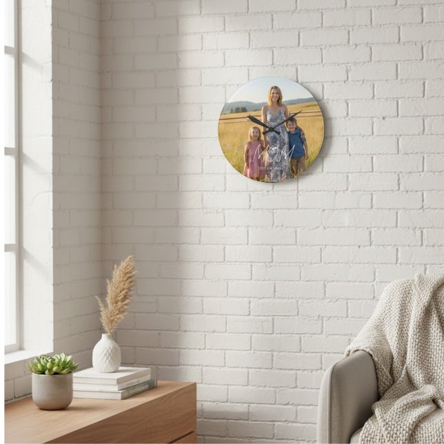 Mom Established Modern White Script Photo Große Wanduhr (Von Creator hochgeladen)