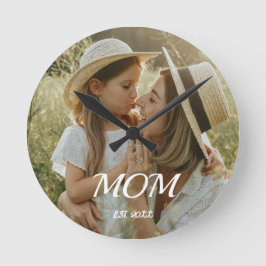 Mom Established Modern White Script Photo Round C Runde Wanduhr