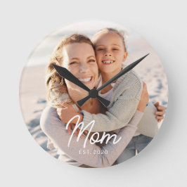 Mom Established Modern White Script Photo Runde Wanduhr
