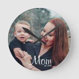 Mom Established Modern White Script Photo Runde Wanduhr