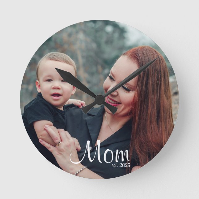 Mom Established Modern White Script Photo Runde Wanduhr (Vorderseite)