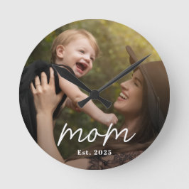 Mom Established Modern White Script Photo Runde Wanduhr