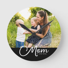 Mom Established Modern White Script Photo Runde Wanduhr