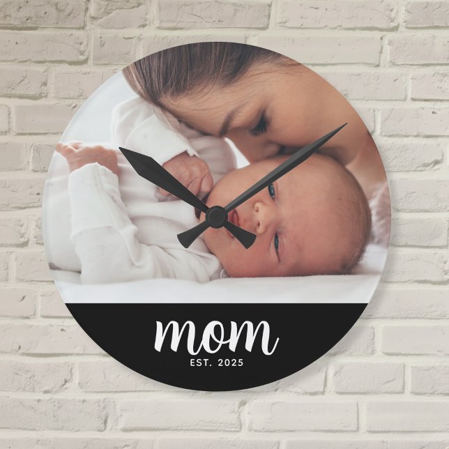 Mom Established Modern White Script Photo Runde Wanduhr (Von Creator hochgeladen)