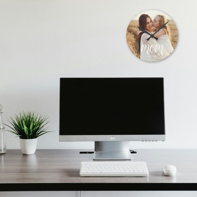 Mom Established Modern White Script Photo Runde Wanduhr (Von Creator hochgeladen)