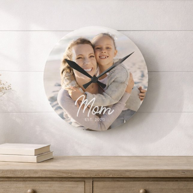 Mom Established Modern White Script Photo Runde Wanduhr (Von Creator hochgeladen)
