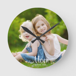 Mom Established Modern White Script Photo Runde Wanduhr