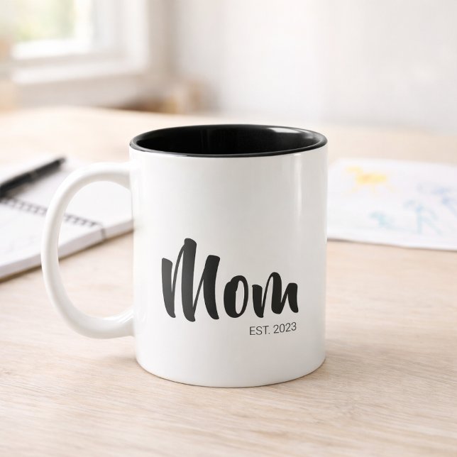 Mom Established New Mom Gift Zweifarbige Tasse (Mom Established Simple Typography Mug)