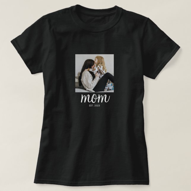 Mom Established Script Photo T-Shirt (Design vorne)