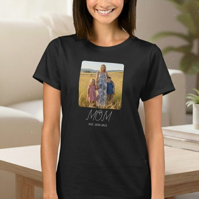 Mom Established Script Photo T-Shirt (Von Creator hochgeladen)