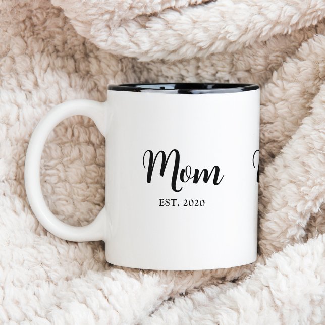 Mom Established Script Text Mom Gift Zweifarbige Tasse (Mom established elegant script mug gift with personalizable monogram name and year of becoming a mom)