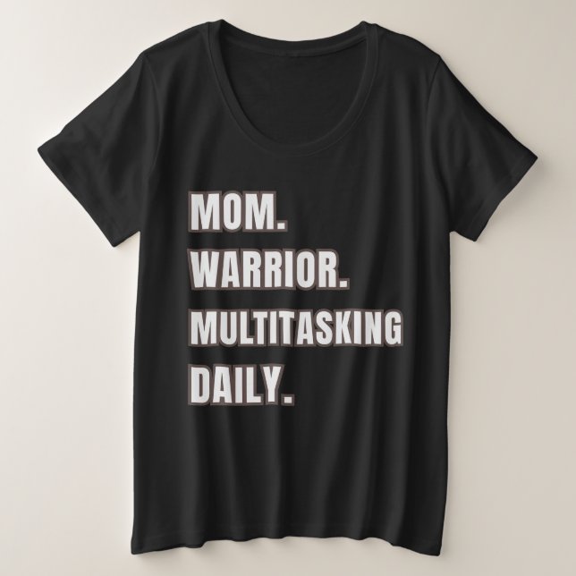 Mom Gift 2026 Mom Warrior Multitasking Daily Black Große Größe T-Shirt (Design vorne)