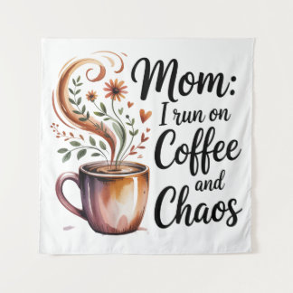 Mom I Run On Coffee And Chaos Wandteppich