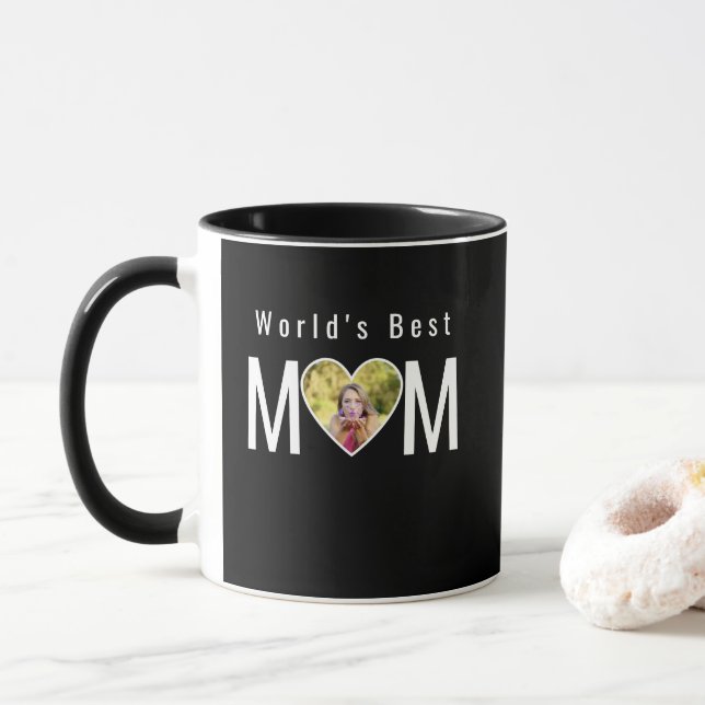 Mom Photo in Black Heart Frame Modern Calligraphy Tasse (Mit Donut)