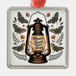 Mom’s Heart Never Sleeps Ornament Aus Metall