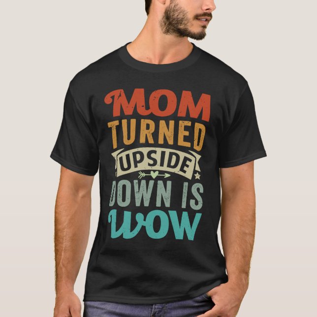 Mom Turned Upside Down Is Wow  Sarcastic T-Shirt (Vorderseite)