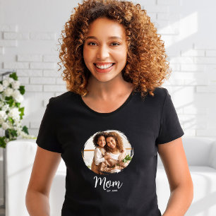 Mom White Schrift Errichtet Datum Foto Modern T-Shirt