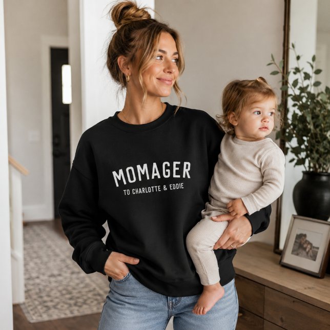 Momager | Moderner Leiter der Mama Kindernamen Sweatshirt (Personalized Momager sweatshirt with kids names for proud moms, teams, and everyday wear.)
