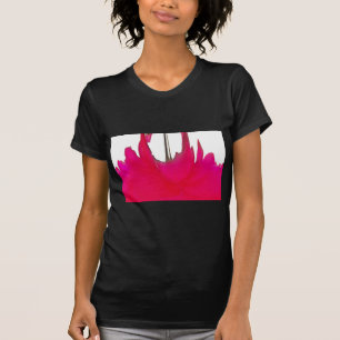 Moment festgehalten: Eine rote Rosenblüten-Eleganz T-Shirt