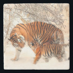 Momma und Baby Tiger Steinuntersetzer<br><div class="desc">Momma und Baby Tiger im Schnee Es ist fünf Uhr irgendwo; wecken Sie ein wenig Zauber und servieren Sie Ihre Getränke auf stilvollen Untersetzer aus Stein. Gestalte stattdessen hochwertige und einzigartige Steinuntersetzer mit deinem eigenen Design,  Monogramm oder deinem Text. Tip: Personalisierte Untersetzer sind ein hervorragendes Einweihungs- oder Gastgeschenk!</div>