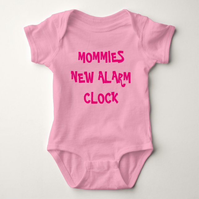 MOMMIEN NEW ALARM CLOCK BABY STRAMPLER (Vorderseite)