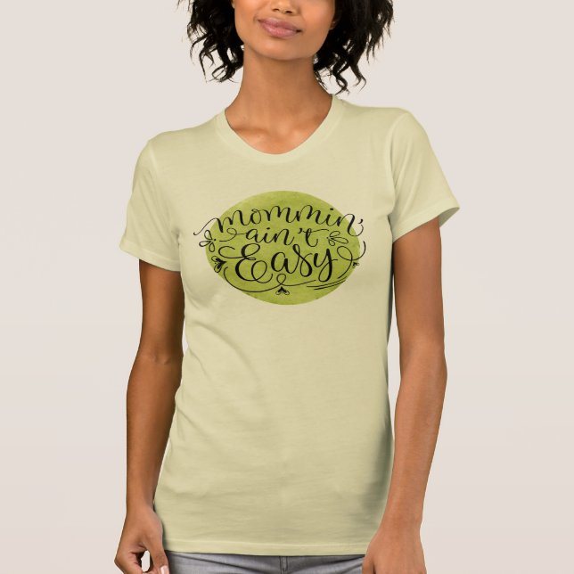 Mommin' Ain't Easy on Green Watercolor Circle T-Shirt (Vorderseite)