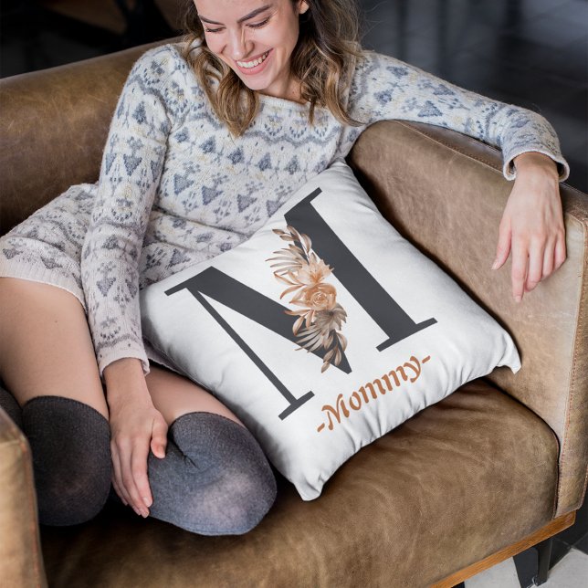 Mommy black M typografie mit goldener Blume Kissen (Mama's Boy matching blue color Boy's T-Shirt)