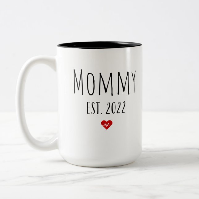 Mommy est 2022 junge Mutter Muttertag Zweifarbige Tasse (Links)