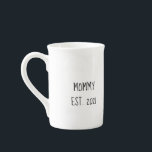 Mommy 'est year' Tasse für neue Eltern<br><div class="desc">Geben Sie das Jahr ein,  in dem Ihr erstes Baby geboren war und Sie eine wunderschöne Tasse got haben.</div>