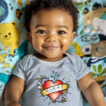 Mommy Tattoo Baby Strampler<br><div class="desc">Mommy Tattoo Bodysuit - Ein unglaublich cooles Baby T-Shirt mit eigenem ersten Tattoo. Ein Mami-Tattoo direkt auf seiner/ihrer kleinen Brust! Es wird ein schönes Geschenk für junge Mütter, die Dinge ein wenig anders mögen. Dieser Bodysuit ist Teil unserer super-stilvollen Babykollektion für moderne Babys. Vergessen Sie nicht, unsere anderen phantastischen Designs...</div>