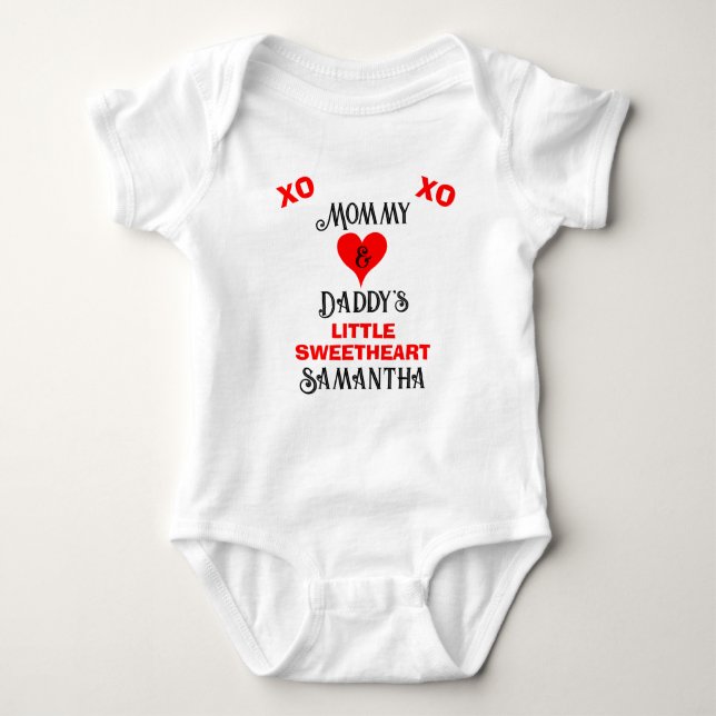 Mommy und Daddy's Little Sweetheart Baby NAME Baby Strampler (Vorderseite)