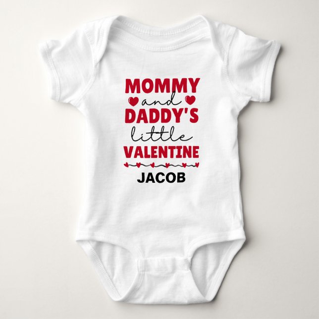 Mommy und Daddy's Little Valentine First Valentine Baby Strampler (Vorderseite)