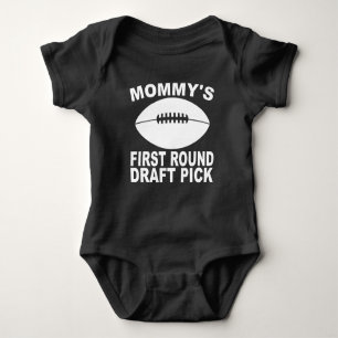 Mommy's erster Round-Draft-Pick-Football Baby Strampler