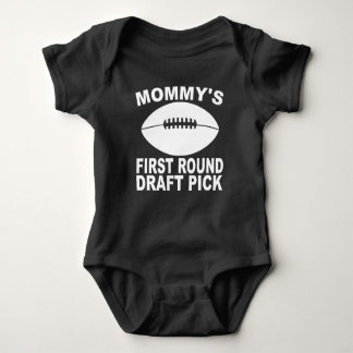 Mommy's erster Round-Draft-Pick-Football Baby Strampler