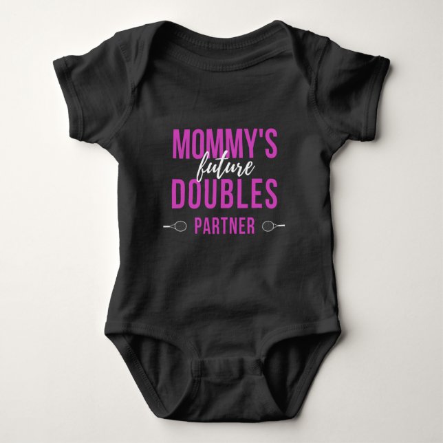 Mommy's Future Doubles Partner Tennis Typografie Baby Strampler (Vorderseite)