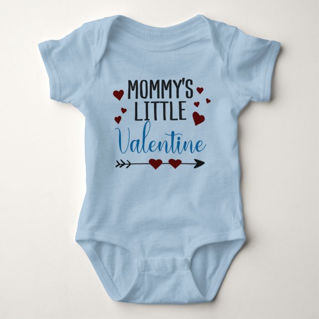 Mommy's kleines Valentinblau mit rosa Herzen Baby Strampler (Vorderseite)