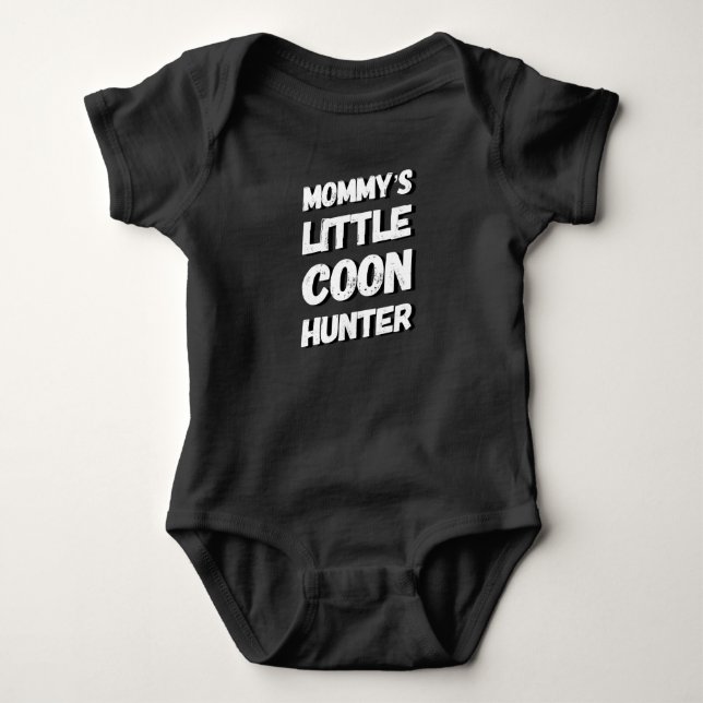 Mommy's Little Coon Hunter Baby Bodysuit Strampler (Vorderseite)