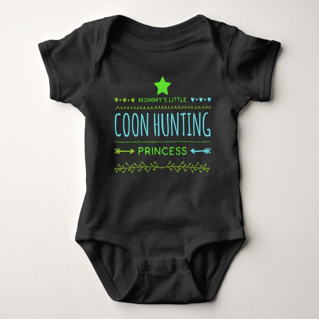 Mommy's Little Coon Jagdprinzessin Baby Strampler (Vorderseite)