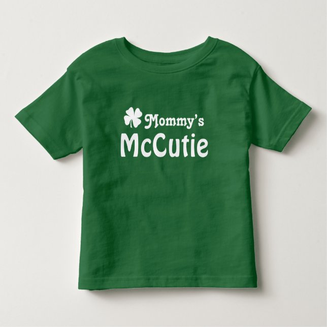 Mommy's McCutie Green St. Patrick's Day Kleinkind T-shirt (Vorderseite)