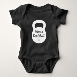 Moms Kettlebell, Lustige Mütter Workout Gewichte Baby Strampler