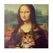 Mona Lisa hält ihren Katzenkatzen Leonardo da Vinc