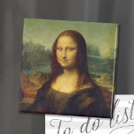 Mona Lissabon Leonardo da Vinci Magnet<br><div class="desc">Mona Lisa (1503-1506) von dem italienischen Renaissancekünstler Leonardo da Vinci. Die ursprüngliche Arbeit ist Öl auf Pappelholzplatten. Dieses berühmte Gemälde wird als Portrait von Lisa Gherardini angesehen und als "das bekannteste, das meistbesuchte, das am meisten geschriebene, das am meisten gesungene, das parodiöseste Kunstwerk der Welt" gefeiert. Verwenden Sie die Entwurfstools,...</div>