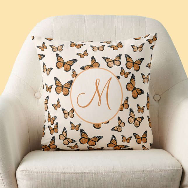 Monarch Butterfets Orange Script Custom Monogram Kissen (Von Creator hochgeladen)