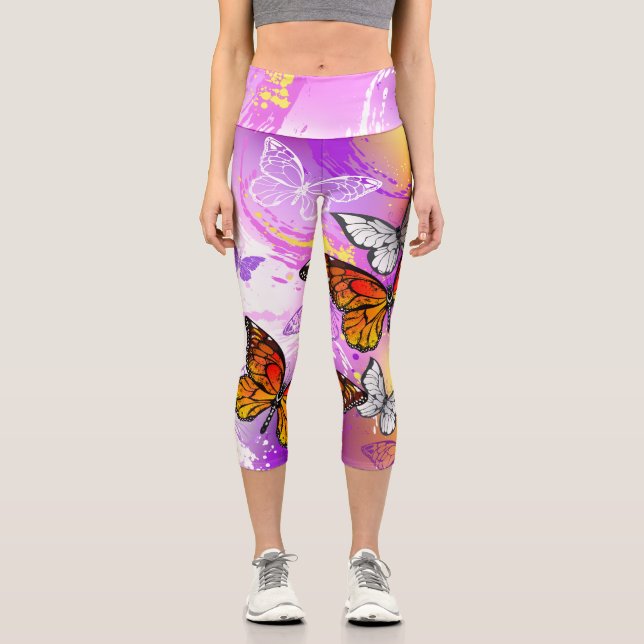 Monarch Butterflies on Purple Background Capri Leggings (Vorderseite)