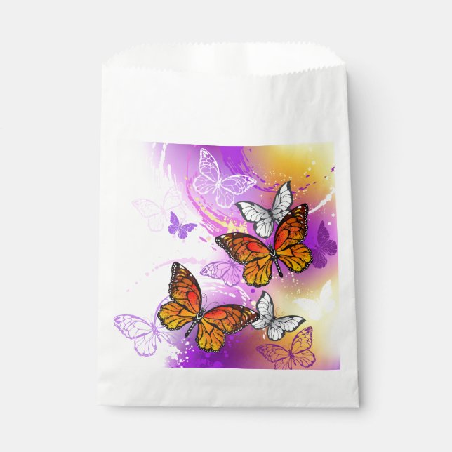 Monarch Butterflies on Purple Background Geschenktütchen (Vorderseite)